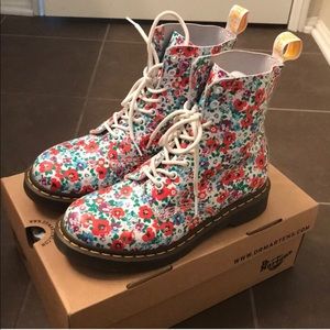 🌺 Dr. Martens White w Red Floral Boots